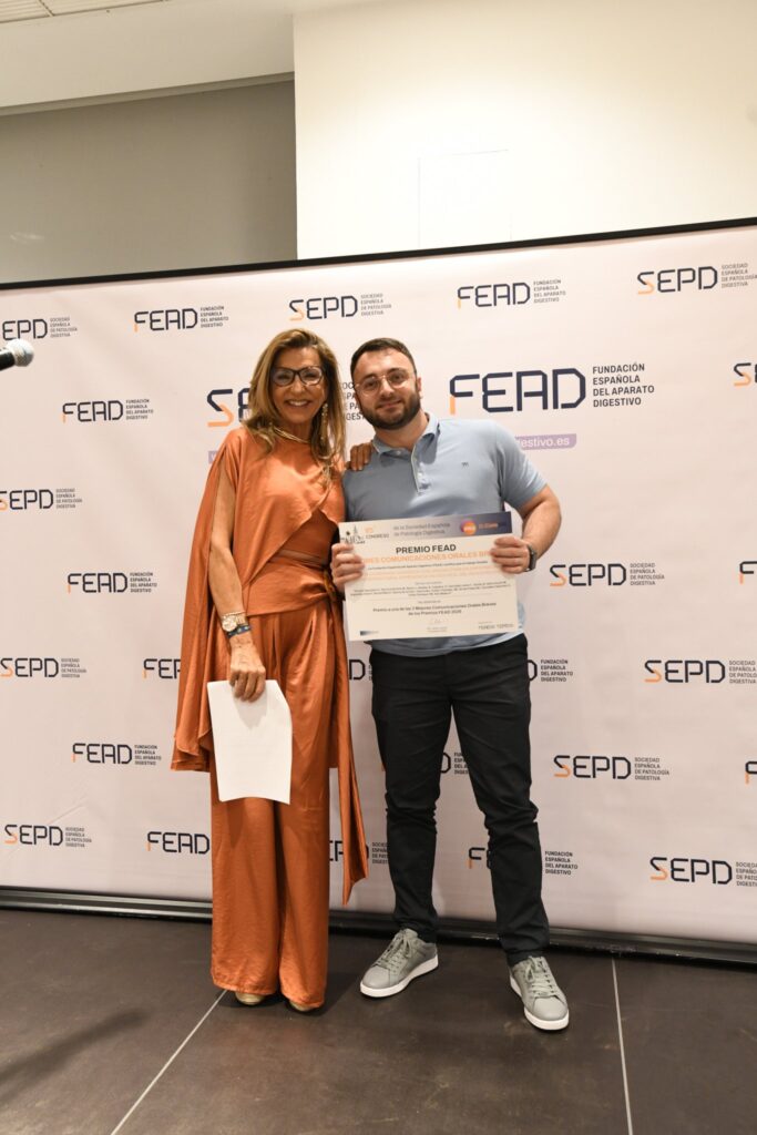 El Dr. Francisco Javier Tarrasó recibiendo el Premio FEAD